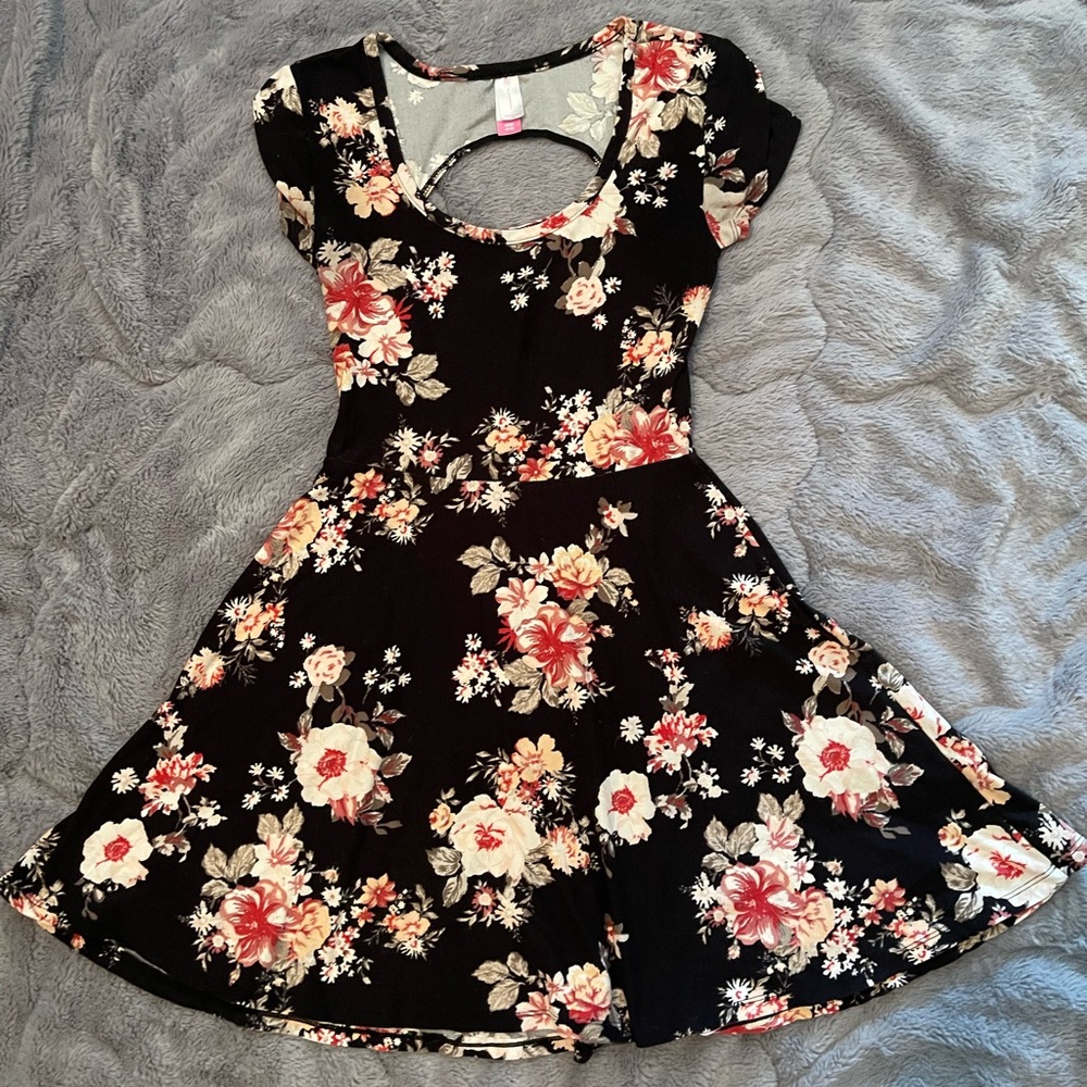 No boundaries size small a line skater floral dress peek a boo back